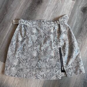 Snake print skirt with zipper, women’s small, NWOT - Hem and thread
